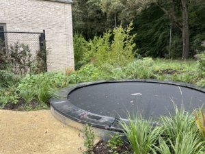 trampoline in tuin